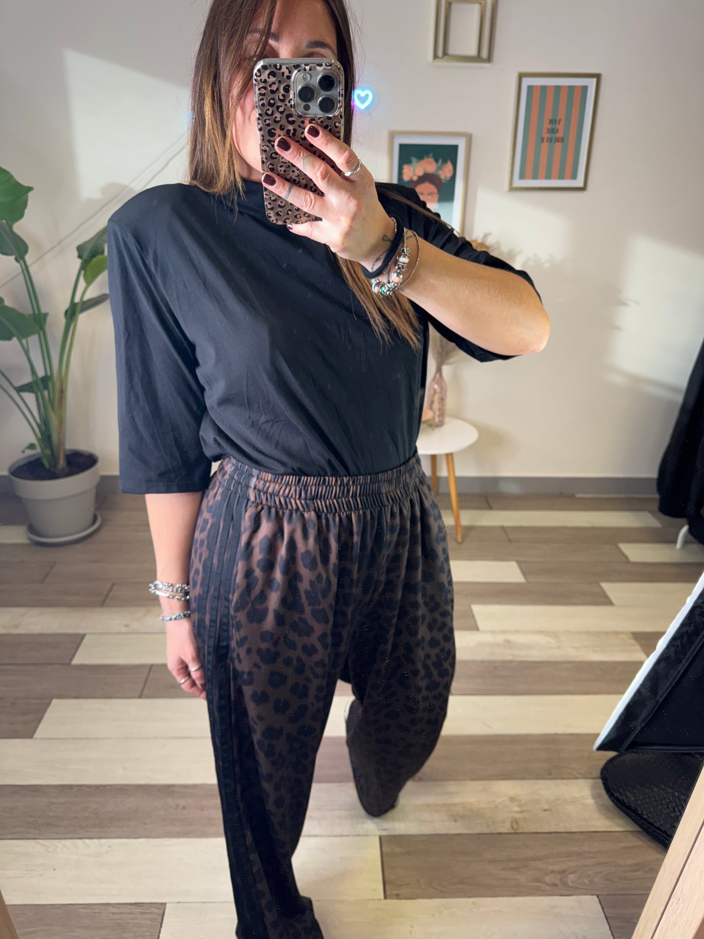 T-shirt over SHOULDERS